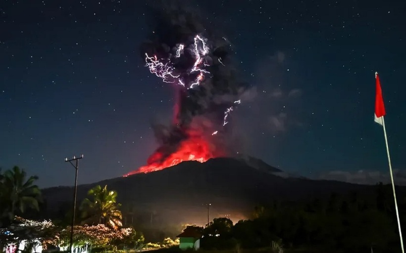 Hình ảnh núi lửa Lewotobi Laki-laki ở tỉnh East Nusa Tenggara (Indonesia) phun trào tối 1-8. Ảnh: Cơ quan Địa chất Indonesia