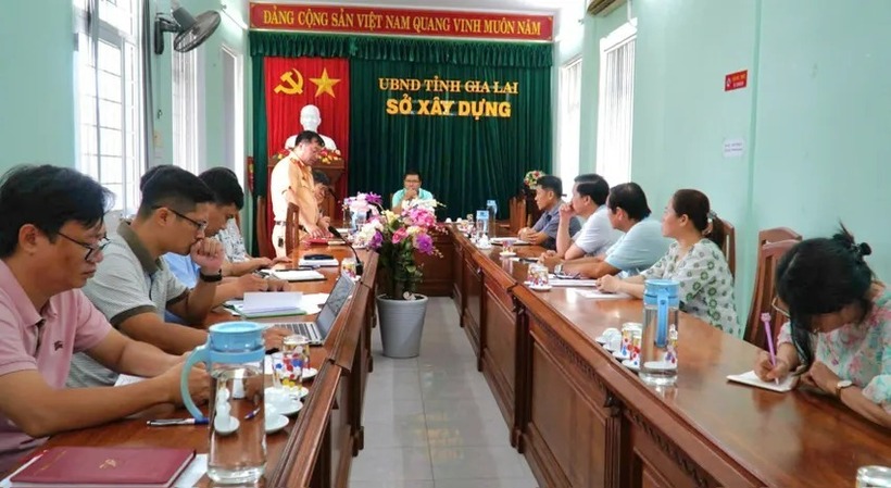 Sở Xây dựng tỉnh Gia Lai tổ chức cuộc họp khẩn sau vụ xe điện du lịch gây tai nạn chết người tối 1/8. Ảnh: PLO.