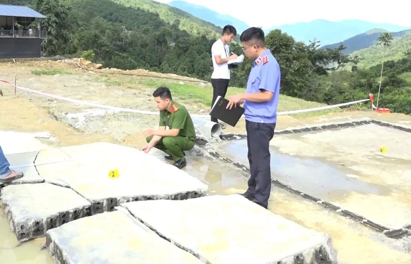 Lực lượng chức năng Lào Cai kiểm tra hiện trường vụ việc. (Ảnh: Lao động)