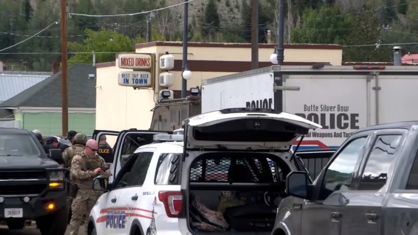 Cảnh sát đến hiện trường vụ xả súng. Ảnh: KWYB/KTMF/CNN