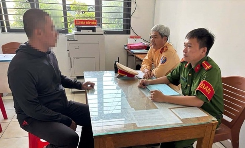 Lực lượng chức năng làm việc với tài xế xe tải là anh N.V.T. Ảnh: Báo Lao động.