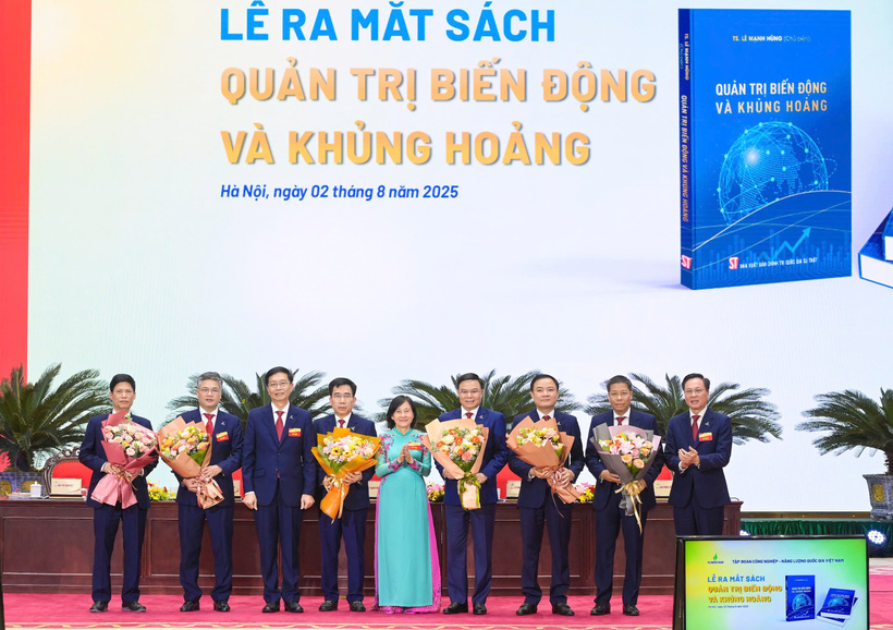 Các đồng chí trong Đoàn Chủ tịch Đại hội tặng hoa chúc mừng TS. Lê Mạnh Hùng và tập thể các tác giả.