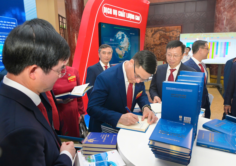 TS. Lê Mạnh Hùng ký tặng sách “Quản trị biến động và khủng hoảng” cho các đại biểu