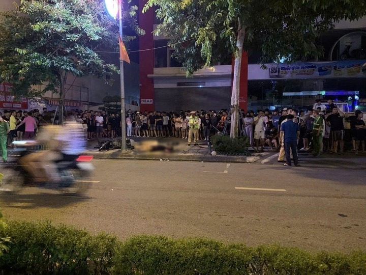 Hiện trường vụ tai nạn giao thông ở Hưng Yên, xe máy kẹp 3 tông trúng cột điện khiến 1 người tử vong. Ảnh: VOV