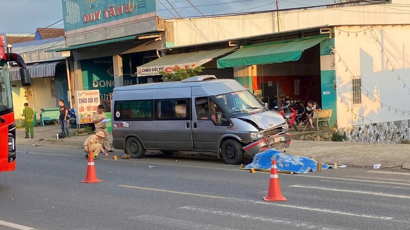 Cơ quan chức năng khám nghiệm hiện trường vụ tai nạn. Ảnh: Báo Lâm Đồng