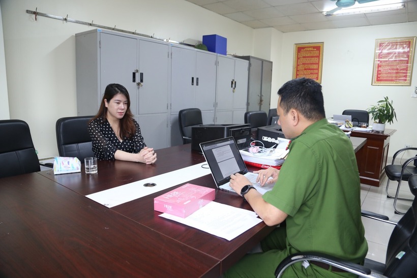 Lực lượng chức năng  làm việc lấy lời khai với Đinh Thiên Lý. Ảnh: Công an nhân dân.