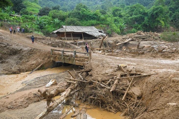 Một góc bản Háng Pu Xi tan hoang sau lũ quét. Ảnh: Tuổi trẻ