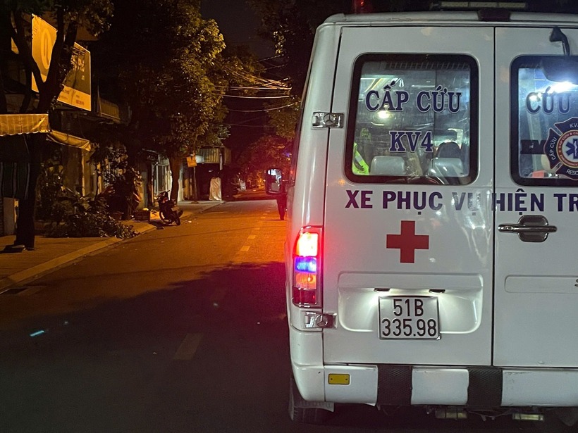 Xe cứu thương đến hiện trường. Ảnh: Vietnamnet