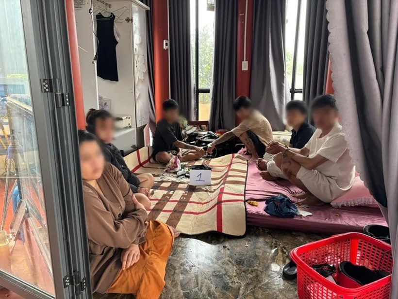 Bắt quả tang 6 người tổ chức sử dụng ma túy. Ảnh: PLO