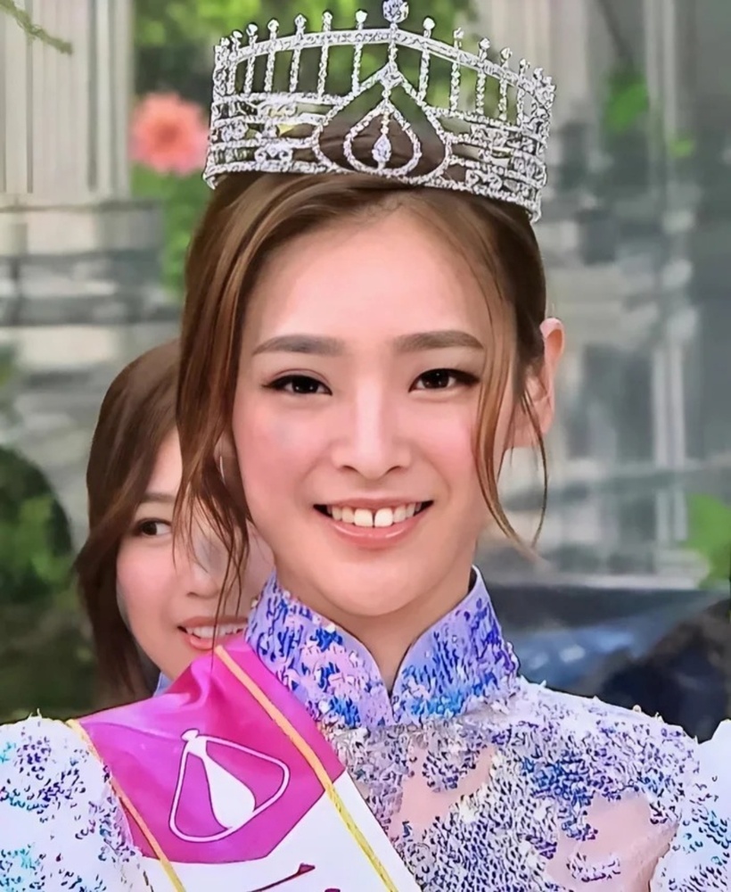 Trần Trinh Di giành vị trí Á hậu tại cuộc thi Hoa hậu Hong Kong 2020. Ảnh: exmoo.com