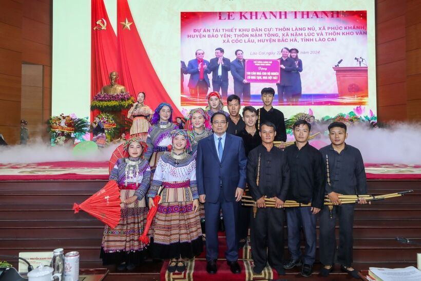 Thủ tướng Phạm Minh Chính bày tỏ sự xúc động khi xem các tiết mục văn nghệ do người dân thôn Kho Vàng - Lào Cai biểu diễn tại Đại hội