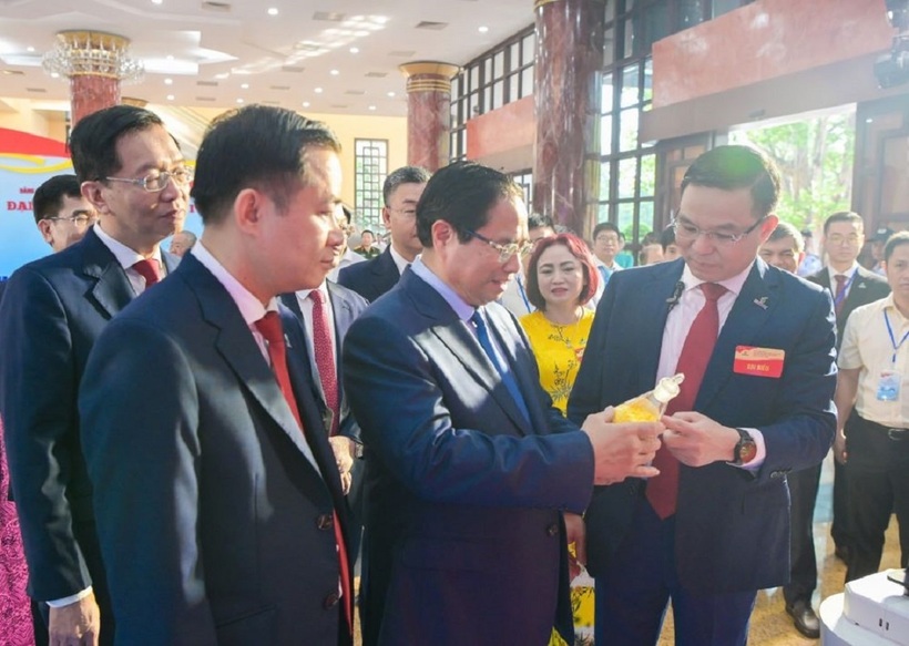 Thủ tướng Chính phủ Phạm Minh Chính nghe giới thiệu về sản phẩm mới của Petrovietnam