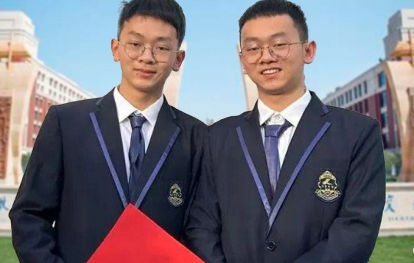 Cặp song sinh sốt khi cùng đạt 666 điểm, trúng tuyển một ngành vào trường đại học danh tiếng. Ảnh: SCMP/Weibo