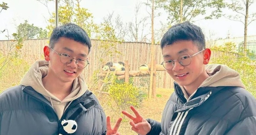 Hình ảnh đời thường của cặp anh em song sinh. Ảnh: SCMP