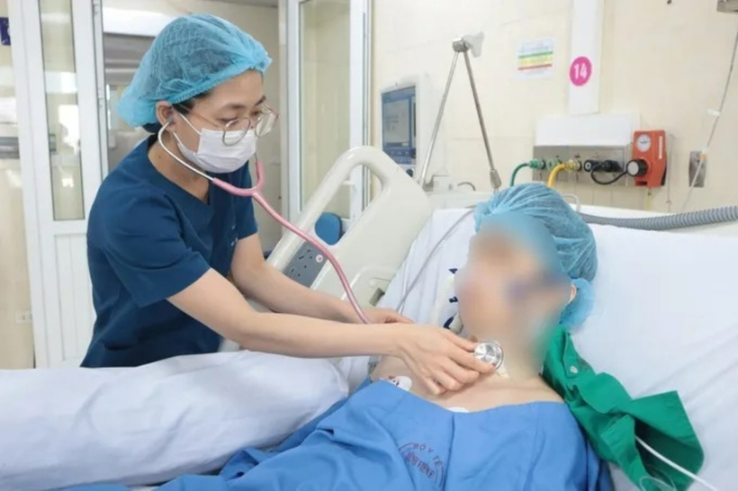 Bác sĩ thăm khám cho nam bệnh nhân. Ảnh: SGGP