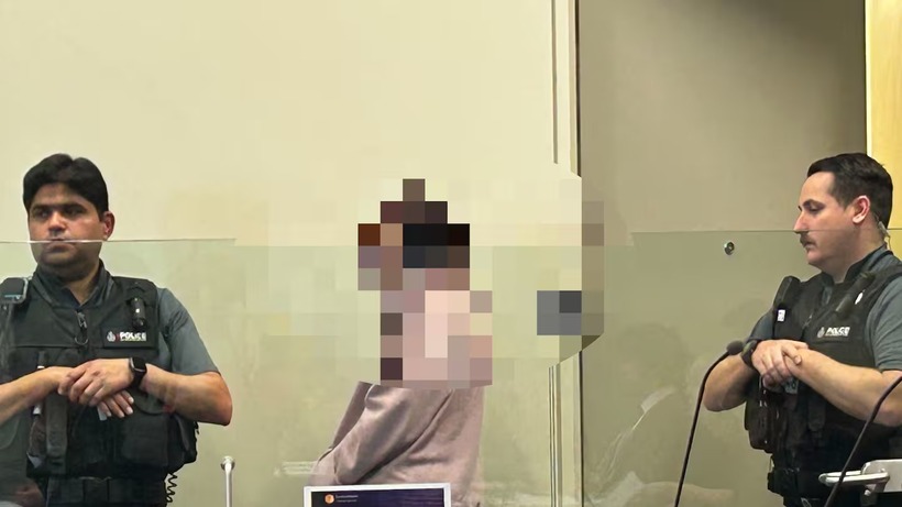 Người phụ nữ (giữa) bị truy tố với tội danh ngược đãi và bỏ bê trẻ em. Ảnh: Tuổi Trẻ.