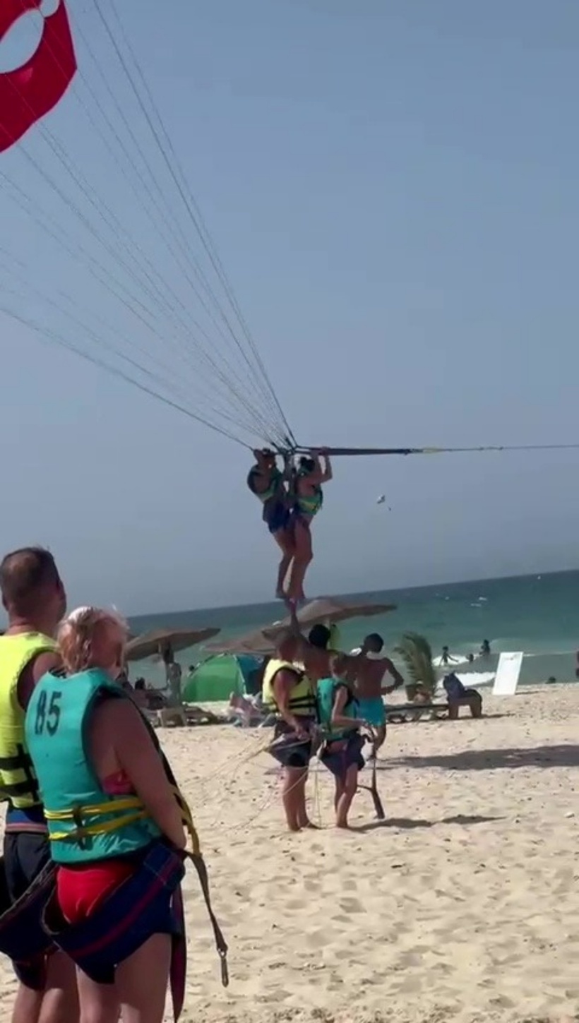 Michelle cảm thấy sợ hãi vì hành động của nam thanh niên hướng dẫn dù lượn. Ảnh: The Sun.