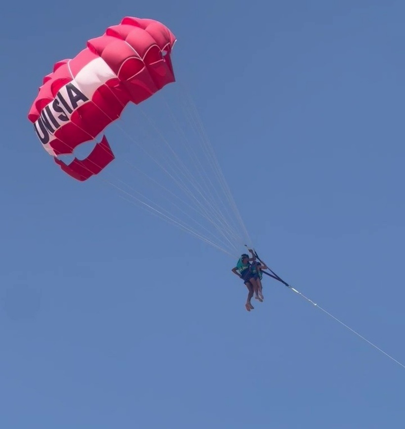 Michelle bị nam thanh niên áp sát và có những hành vi không đúng chuẩn mực. Ảnh: The Sun.