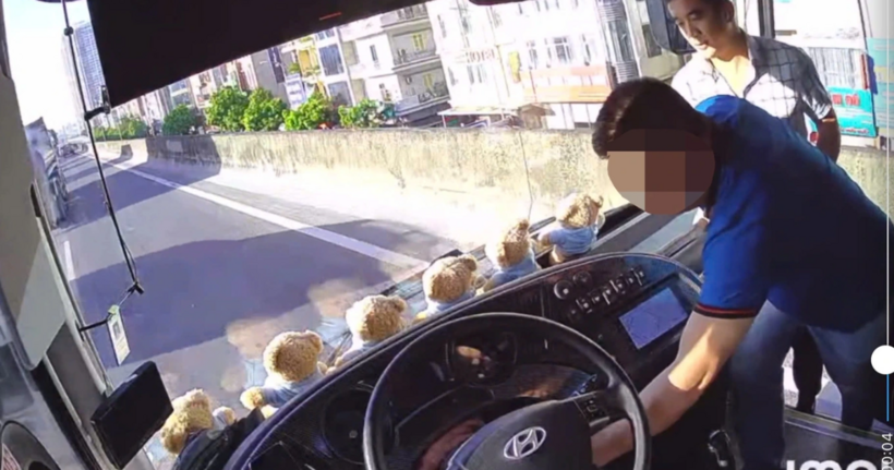 Hình ảnh tài xế ô tô con có hành vi lao lên xe khách rồi rút chìa khoá sau đó bỏ đi (Ảnh: Cắt từ clip).