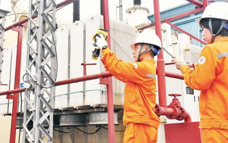 Công nhân ngành điện kiểm tra sản lượng tiêu thụ. (Ảnh: EVN)
