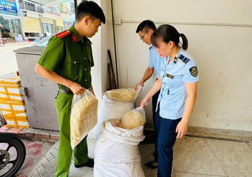 Hai bao tải chứa ruốc gà với tổng trọng lượng 100 kg, niêm yết giá 90.000 đồng/kg, ước tính giá trị khoảng 9 triệu đồng. Ảnh: Báo Sức khỏe và Đời sống.