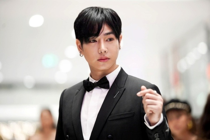 Nam ca sĩ Peck Palitchoke. Ảnh: Matichon