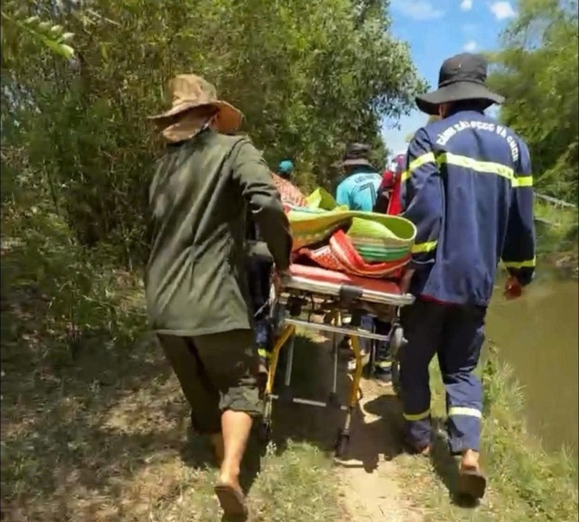 Thi thể ông H. đã được đưa về nhà tổ chức mai táng theo phong tục. Ảnh: Báo Thanh niên.