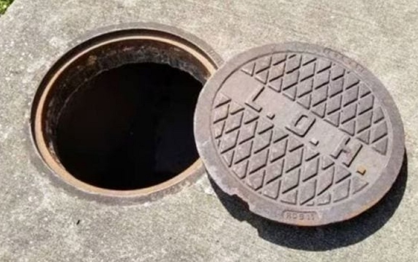 Một bé trai ở làng Rajokri, phía tây nam Delhi, Ấn Độ bị nước lũ cuốn xuống miệng ống cống không nắp đậy. Ảnh minh họa: Indianexpress