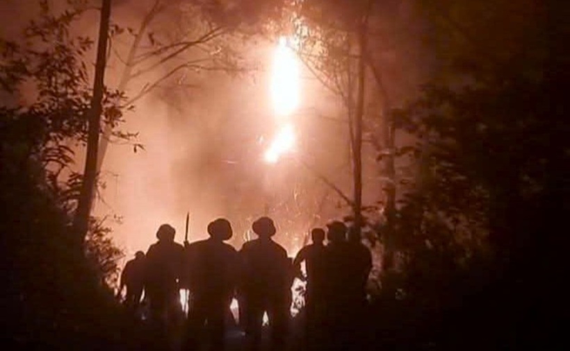 Lực lượng chức năng nỗ lực chữa cháy rừng. (Ảnh: Tiền phong)