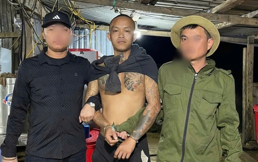 Lý Văn Sang bị lực lượng chức năng bắt giữ khi đang lẩn trốn tại bãi vàng ở xã Phước Thành, TP. Đà Nẵng. Ảnh: Tiền Phong