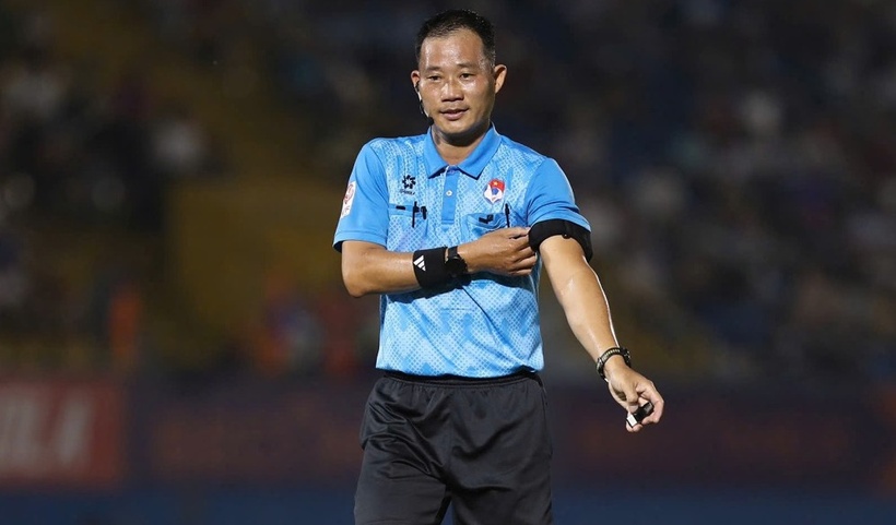 Trọng tài Trần Đình Thịnh điều khiển một trận đấu V-League 2024-2025 trên sân Gò Đậu, TP.HCM. (Ảnh: VnExpress)
