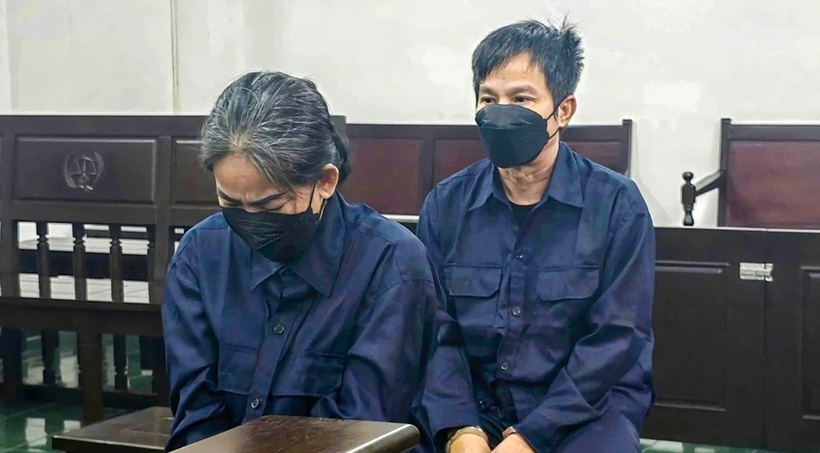 Bà N. (phía trước) và bị cáo Trần Quốc Dũng tại tòa. (Ảnh: Tuổi trẻ)