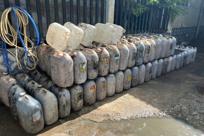 Số dầu ăn đã qua sử dụng bị lượng công an phát hiện. Ảnh: Thanh Niên, TTO