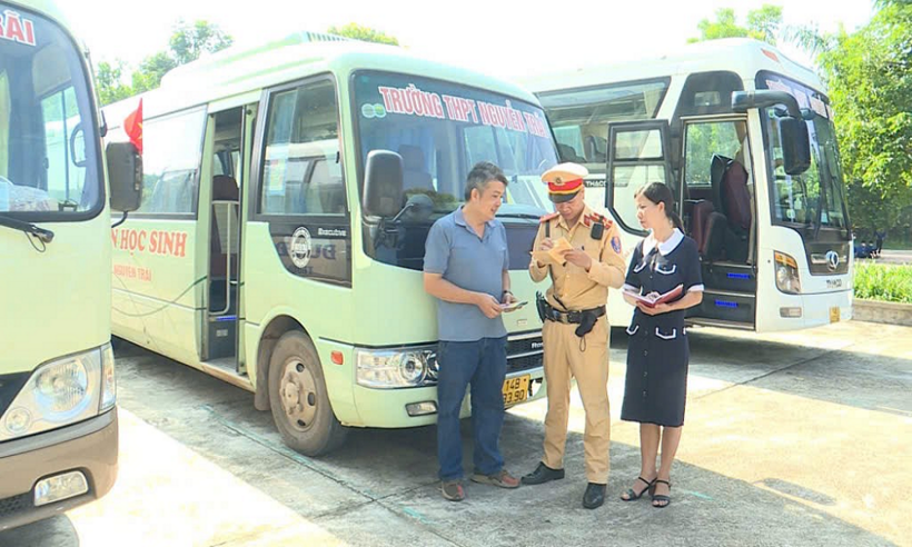 Kiểm soát an toàn đối với xe đưa đón học sinh.
