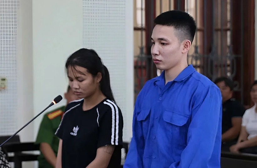 Bị cáo Thanh và Kim Anh (từ phải qua), tại tòa, ngày 5/8.  Ảnh: VnExpress