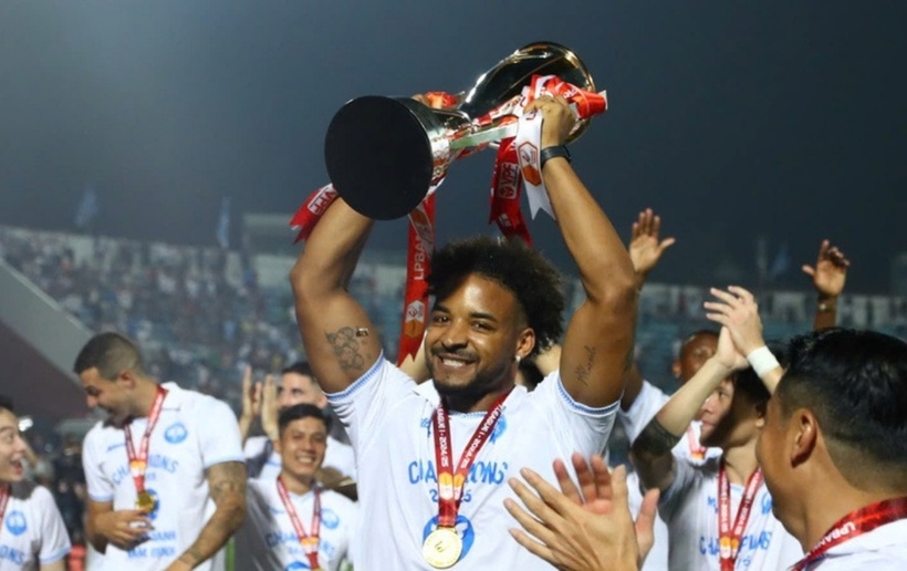 Tiền đạo Nguyễn Xuân Son đã trở về quê nhà dưỡng thương. Ảnh: VTC News