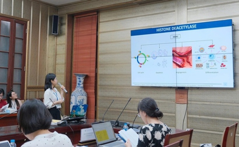 Nguyễn Phương Ngân trong buổi bảo vệ khóa luận tốt nghiệp đại học. Ảnh: VnEpress