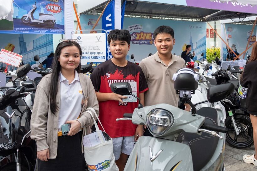 Anh Lê Minh Hiển, sống tại TP.HCM (áo đỏ) tới sự kiện để mua Feliz Neo