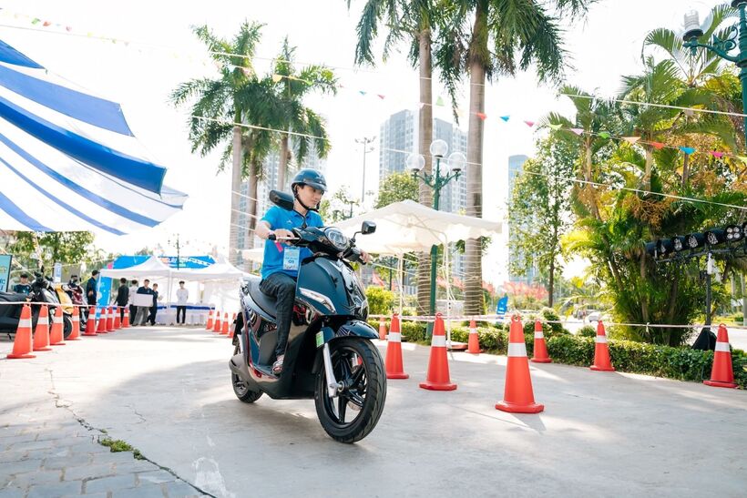 Khách hàng được trực tiếp trải nghiệm nhiều mẫu xe máy điện của VinFast