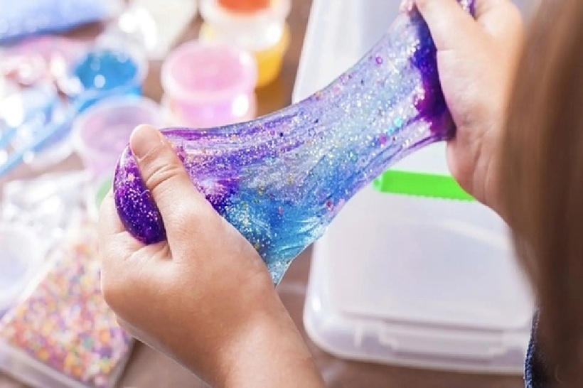 Bé trai 5 tuổi sưng phù mặt, nôn ói sau 30 phút chơi slime. Ảnh minh họa.