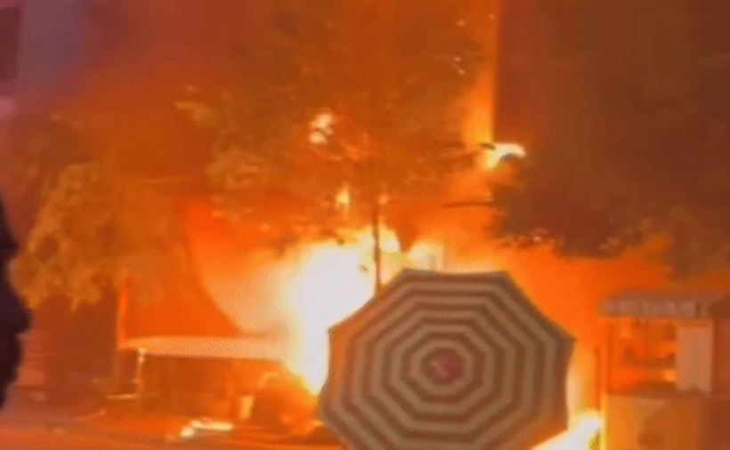 Lửa bốc ngùn ngụt tại tiệm ảnh cưới. (Ảnh: Dân trí)