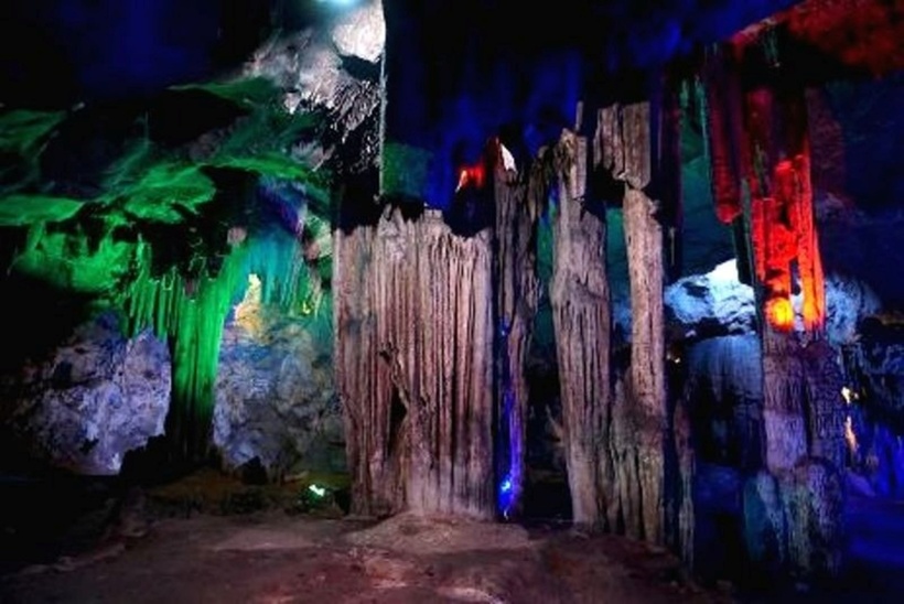 Trong hang với những nhũ đá tuyệt đẹp và mang nhiều hình thù khác nhau nên được người dân gọi đây là kho thóc, kia là núi vàng...