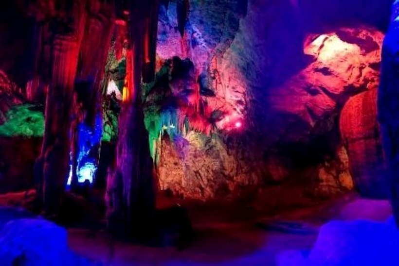 Động Từ Thức là một hệ thống hang động núi đá vôi nằm trên dãy núi Tam Điệp, thuộc tỉnh Thanh Hóa. Nơi đây không chỉ nổi tiếng với vẻ đẹp kỳ vĩ, huyền ảo của các thạch nhũ muôn hình vạn trạng, mà còn gắn liền với câu chuyện tình lãng mạn và đầy màu sắc liêu trai của chàng Từ Thức và nàng tiên Giáng Hương.