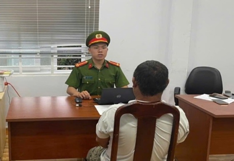 Ông Thân tại cơ quan công an. Ảnh: Báo Tiền phong.