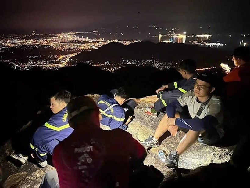 Lực lượng chức năng tìm kiếm nam thanh niên. Ảnh: Lao động