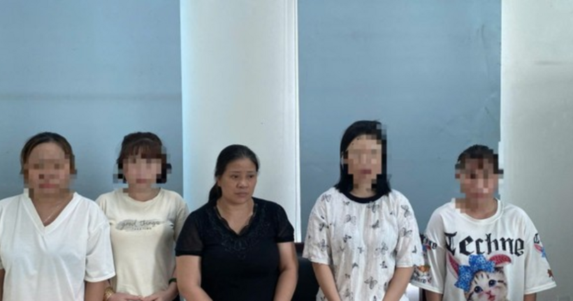 Trần Thị Vân và các đối tượng bán dâm trong nhà nghỉ. (Ảnh: Chu Hương)