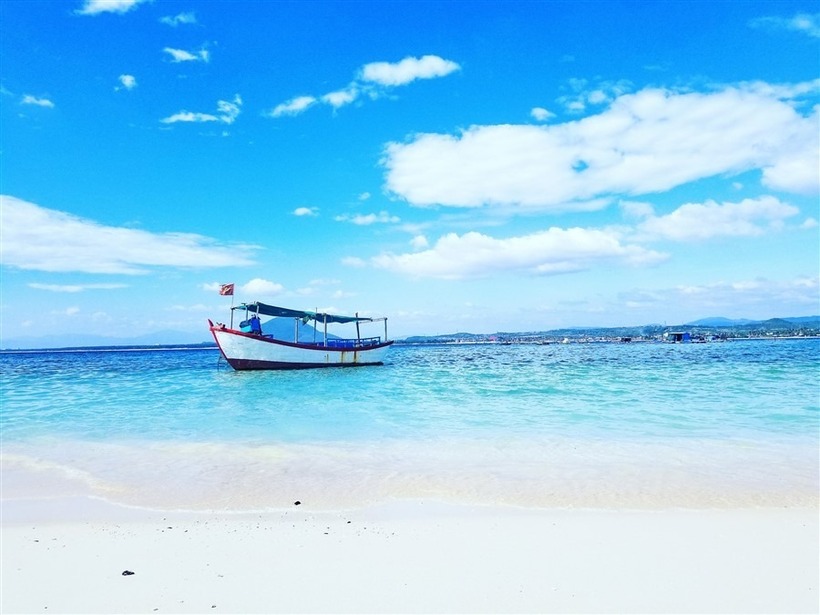 Hòn Chùa trở thành điểm đến lý tưởng cho những du khách mong muốn tận hưởng không gian yên bình, thư giãn và tham gia trải nghiệm những hoạt động biển sôi nổi. Ảnh minh họa.