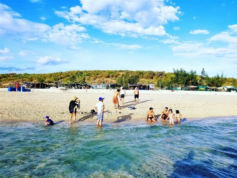 Đến với Hòn Chùa Phú Yên, bạn sẽ bị cuốn hút bởi những cảnh sắc thiên nhiên thơ mộng có tại nơi đây. Ảnh minh họa.