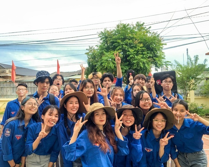 Khánh Linh (thứ 3 từ trái sang) cùng các bạn tham gia hoạt động ngoại khóa. Ảnh: Tuổi trẻ Online
