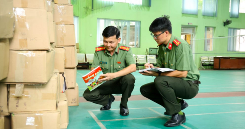 Cán bộ Phòng An ninh chính trị nội bộ Công an tỉnh Bắc Ninh kiểm tra tang vật vụ án. (Ảnh: Ngọc Anh)